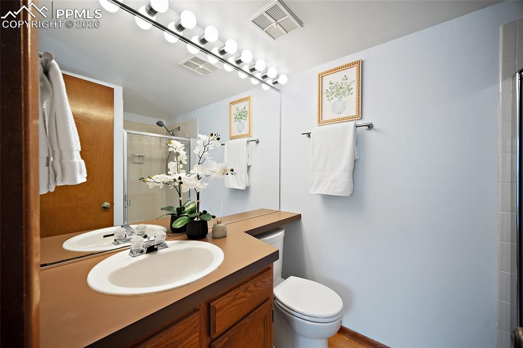 Image 18 of 35: Bathroom