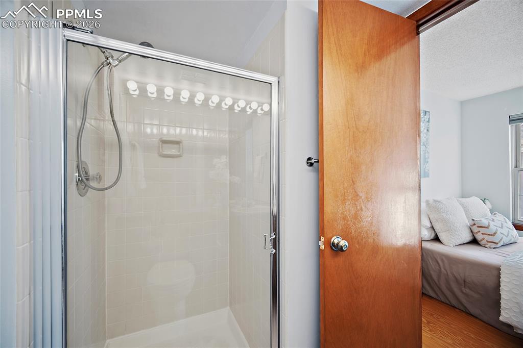 Image 19 of 35: Bathroom