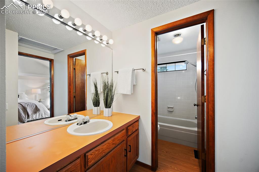 Image 22 of 35: Bathroom