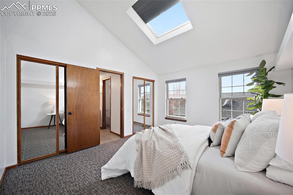 Image 25 of 35: Bedroom