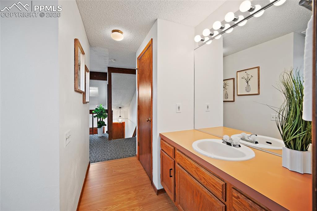 Image 27 of 35: Bathroom