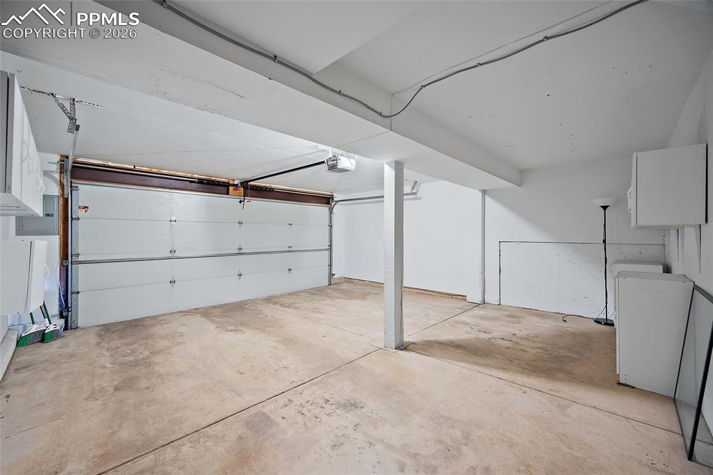 Image 29 of 35: Garage