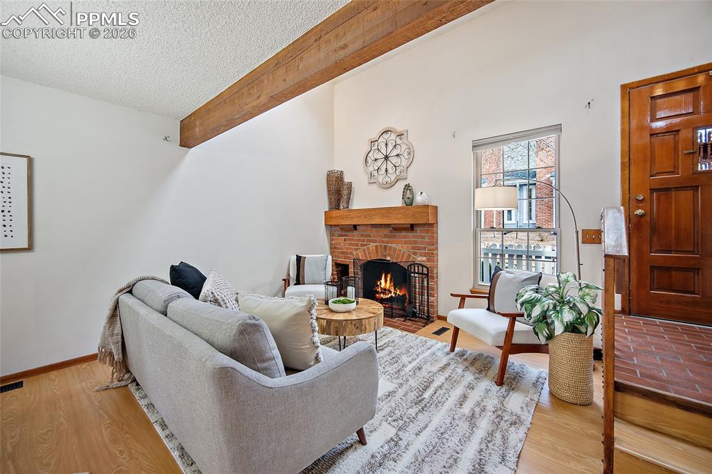 Image 5 of 35: Living Room