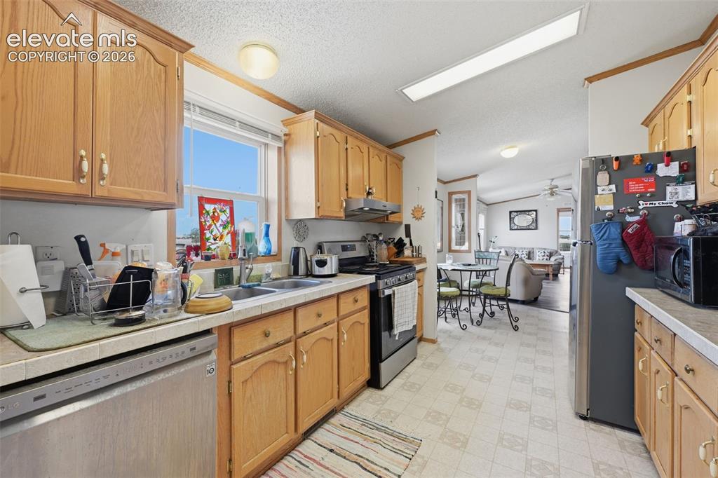 Image 10 of 30: Kitchen