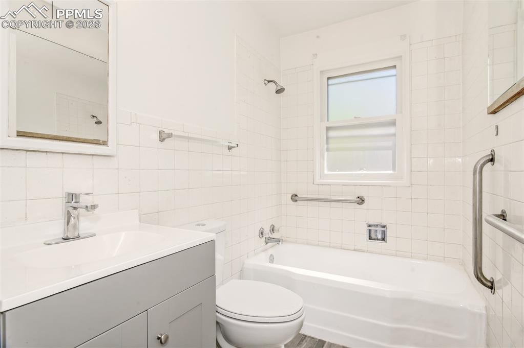 Image 12 of 18: Bathroom