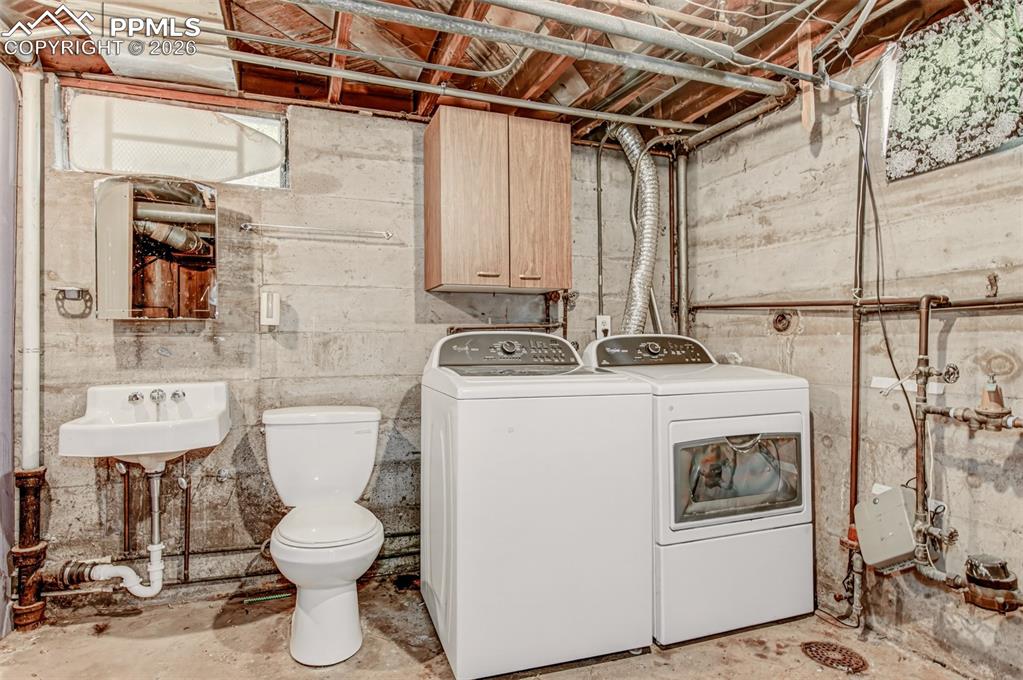 Image 17 of 18: Laundry