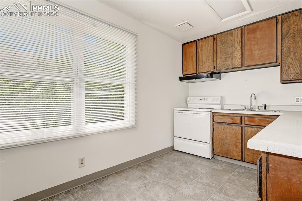 Image 5 of 18: Kitchen