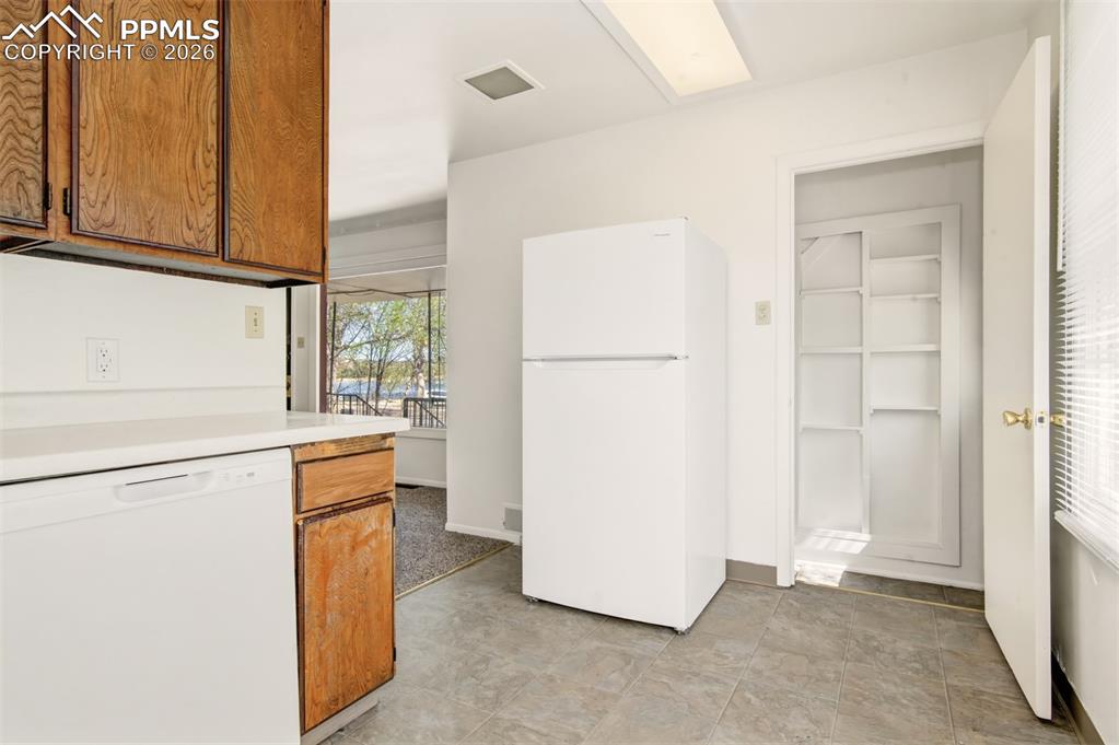 Image 6 of 18: Kitchen