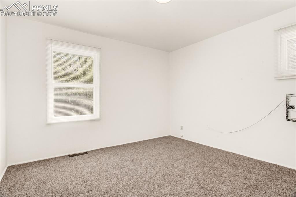 Image 7 of 18: Bedroom