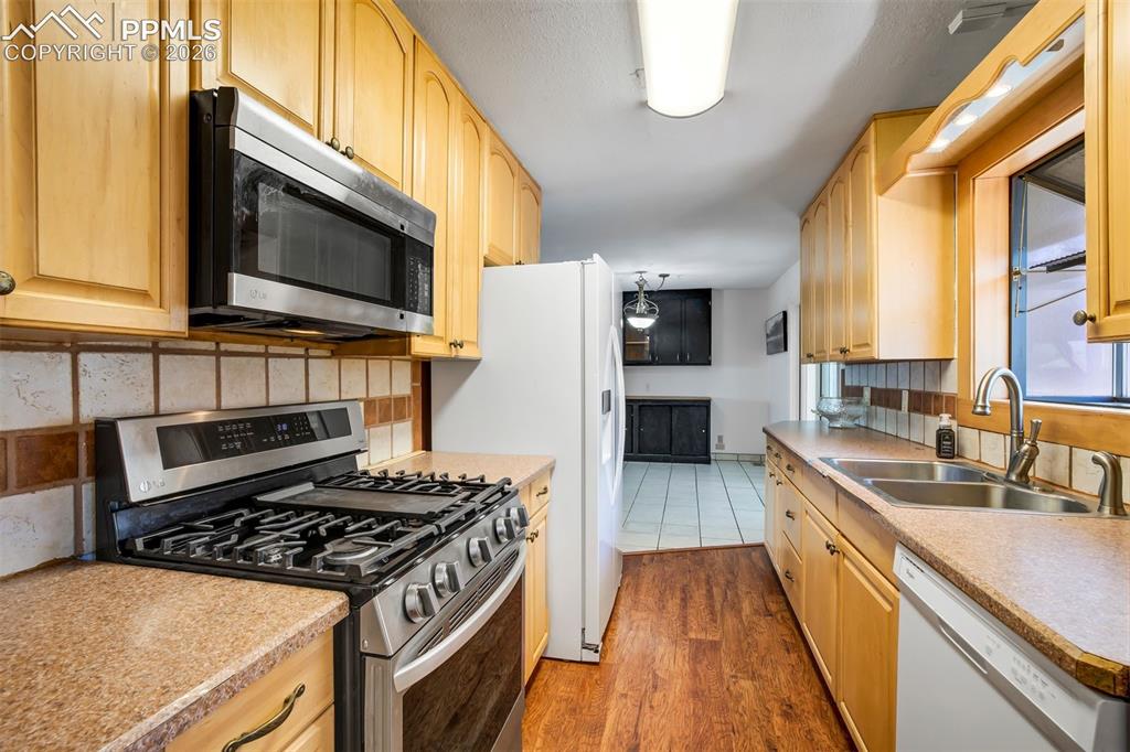Image 11 of 49: Kitchen