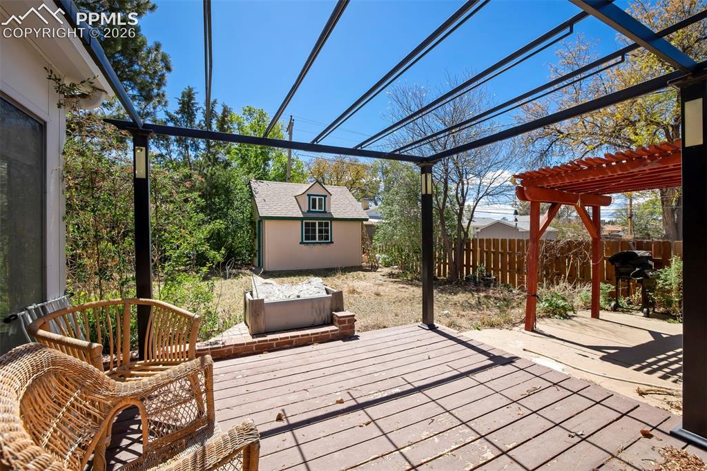 Image 48 of 49: Deck