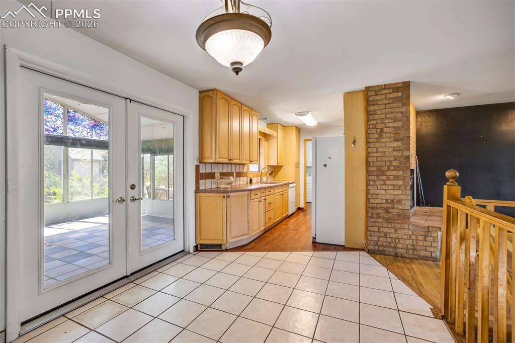 Image 8 of 49: Kitchen