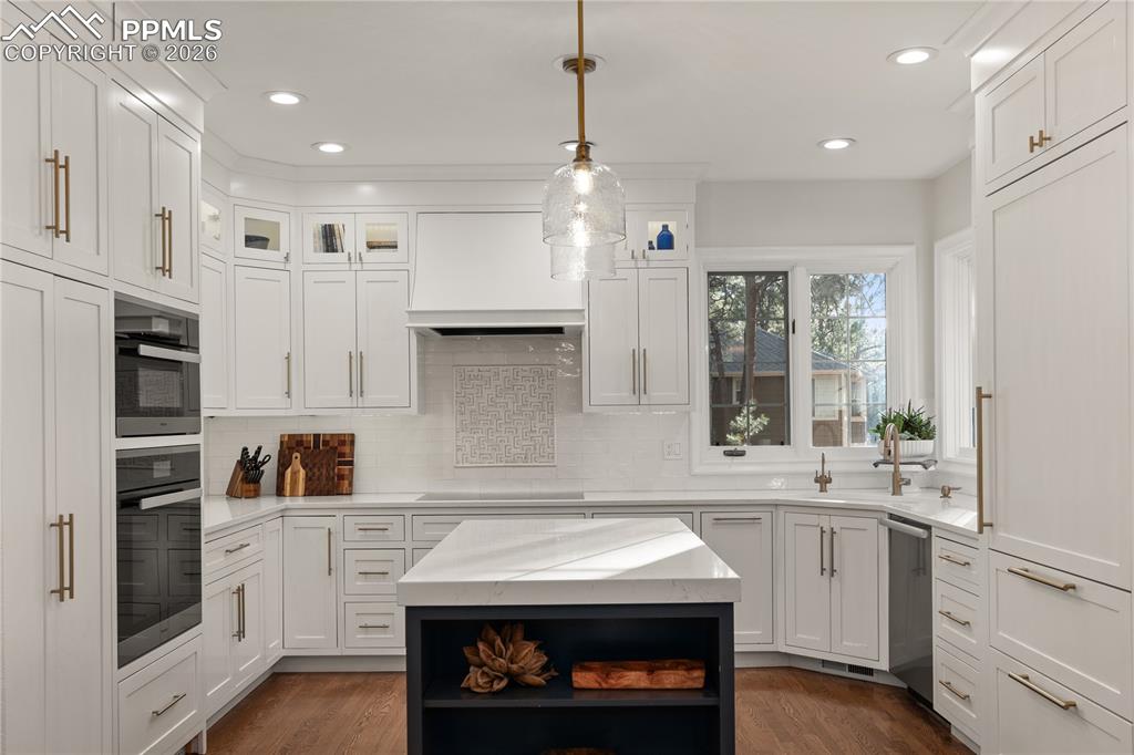 Image 10 of 38: Kitchen