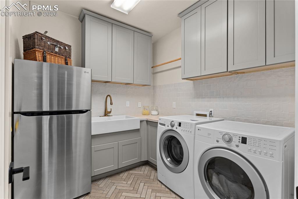 Image 28 of 38: Laundry