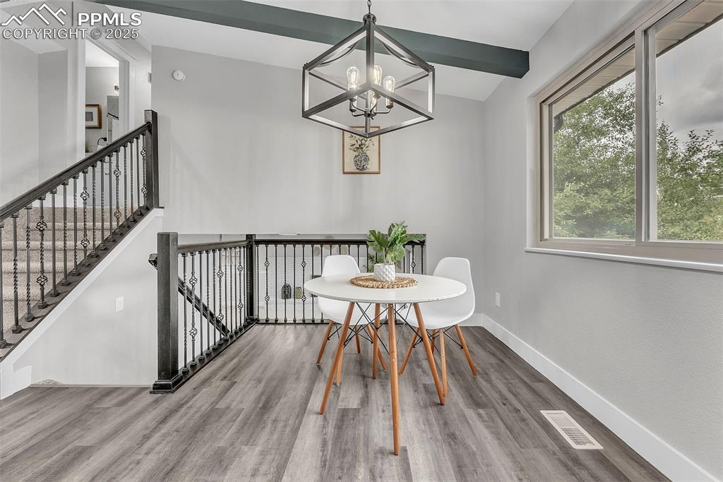 Image 11 of 50: Dining Area