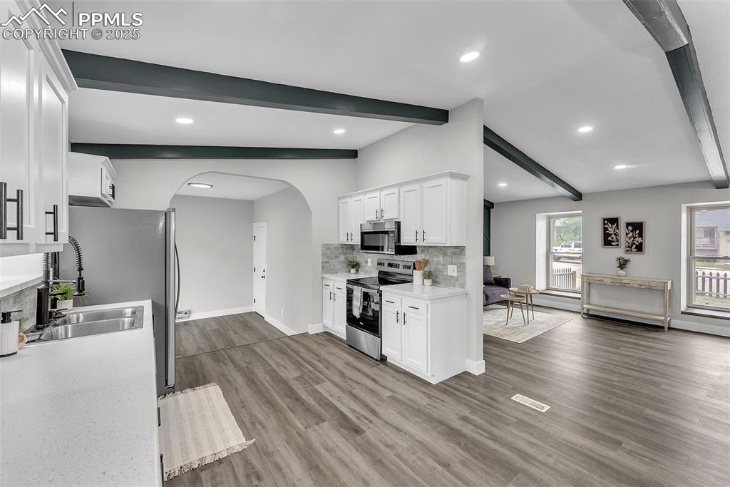 Image 14 of 50: Kitchen