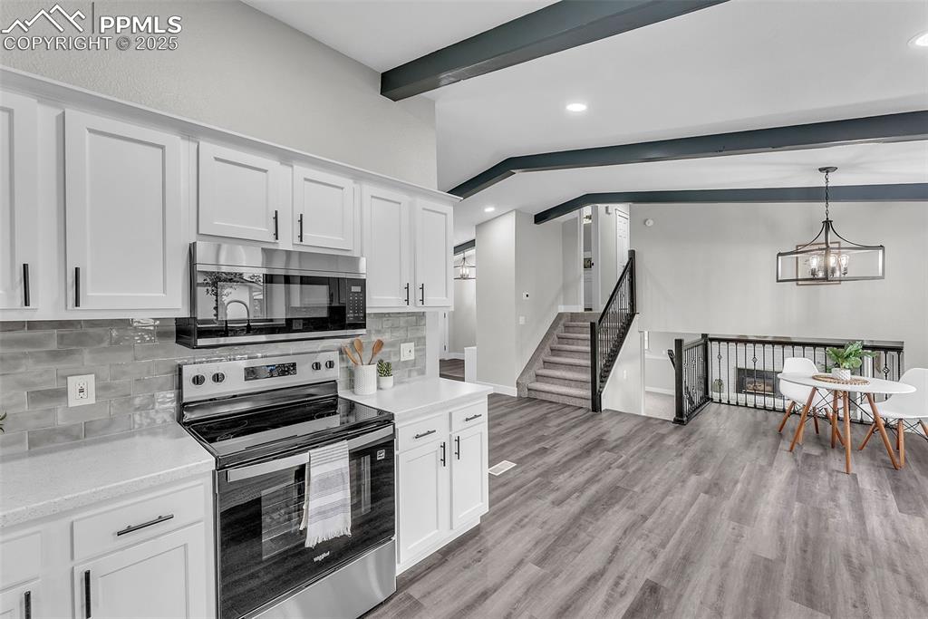 Image 16 of 50: Kitchen