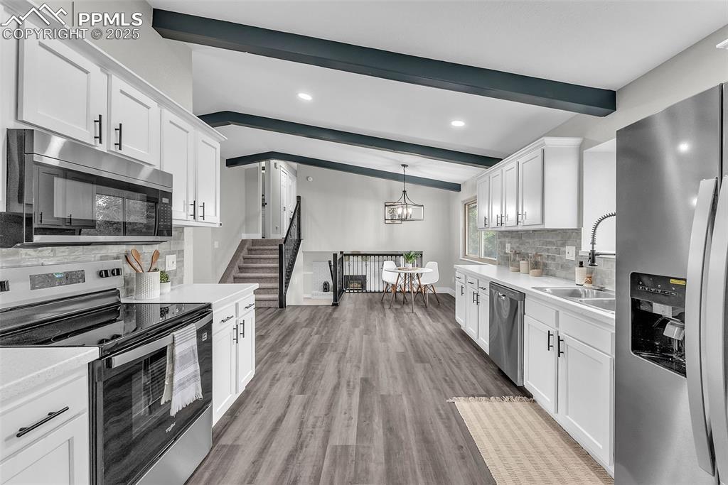 Image 17 of 50: Kitchen