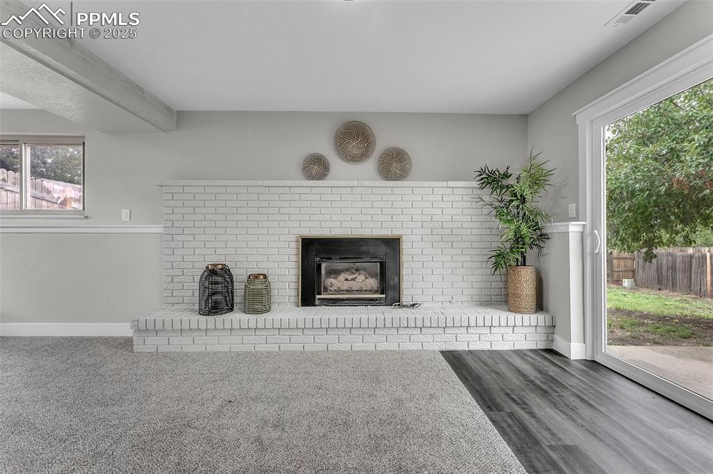 Image 21 of 50: Living Room