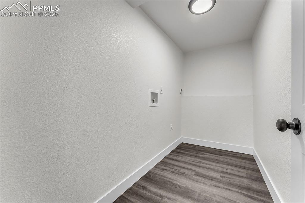 Image 25 of 50: Laundry