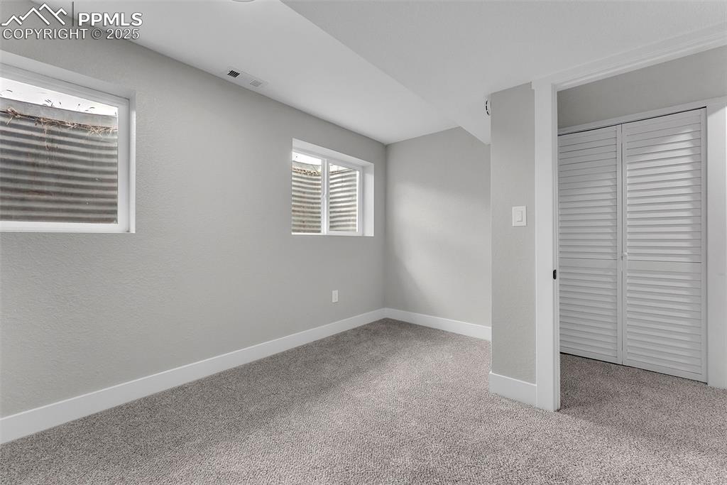 Image 31 of 50: Bedroom