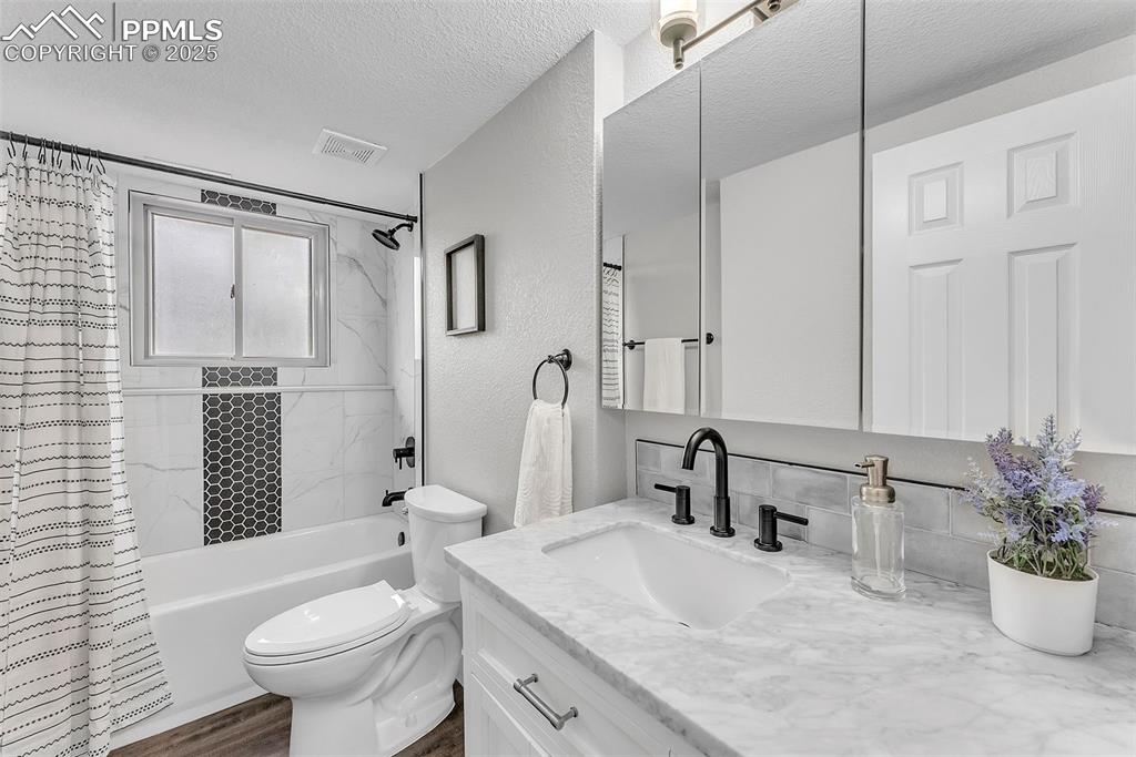 Image 32 of 50: Bathroom