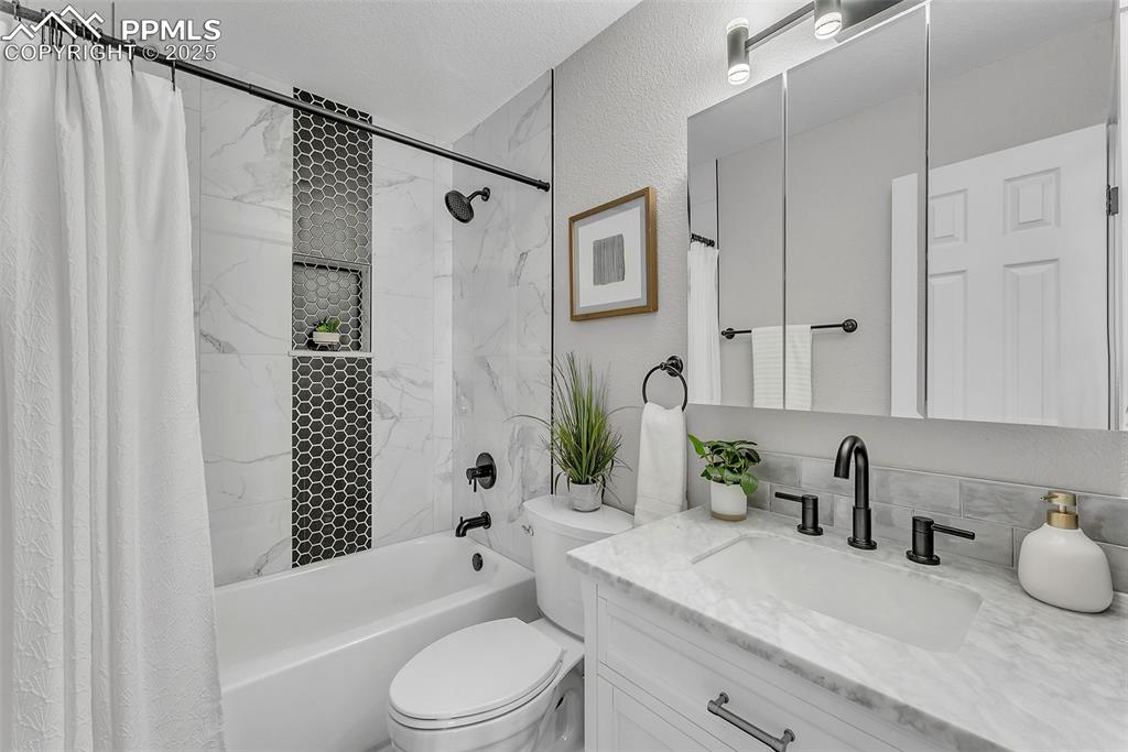 Image 33 of 50: Bathroom