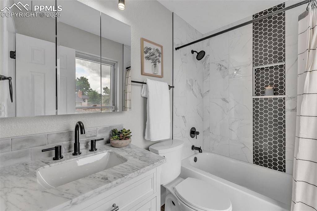 Image 34 of 50: Bathroom