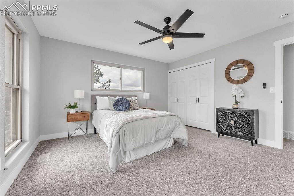 Image 35 of 50: Bedroom