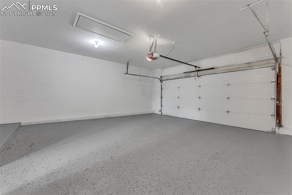 Image 42 of 50: Garage