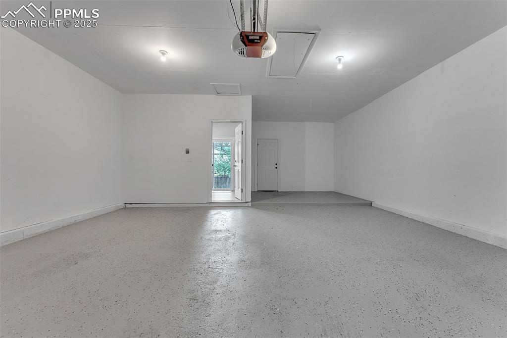 Image 43 of 50: Garage