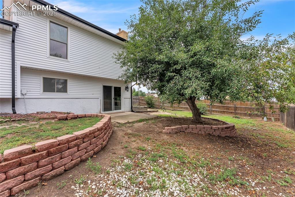 Image 44 of 50: Yard