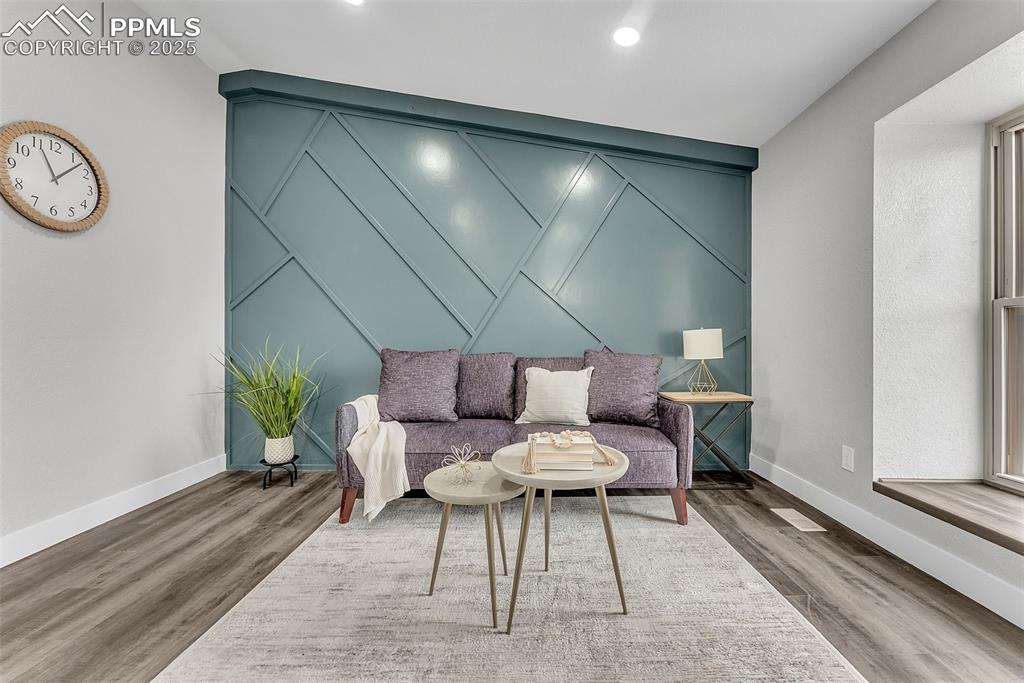 Image 6 of 50: Sitting Room