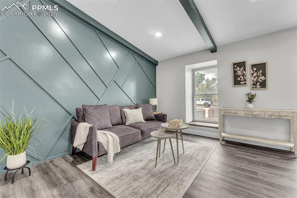 Image 7 of 50: Living Room