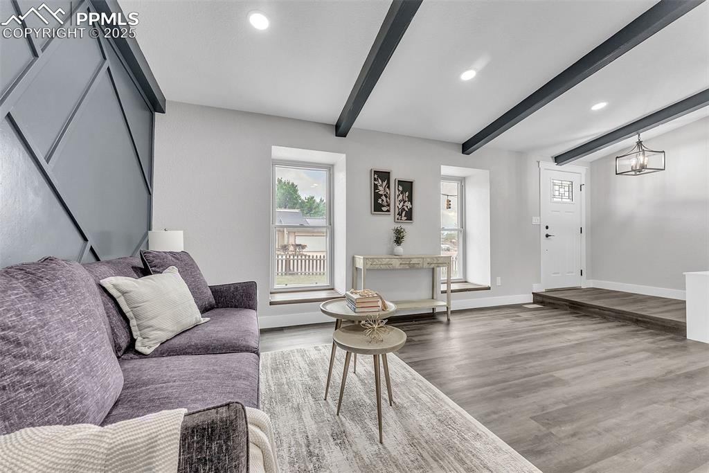 Image 8 of 50: Living Room