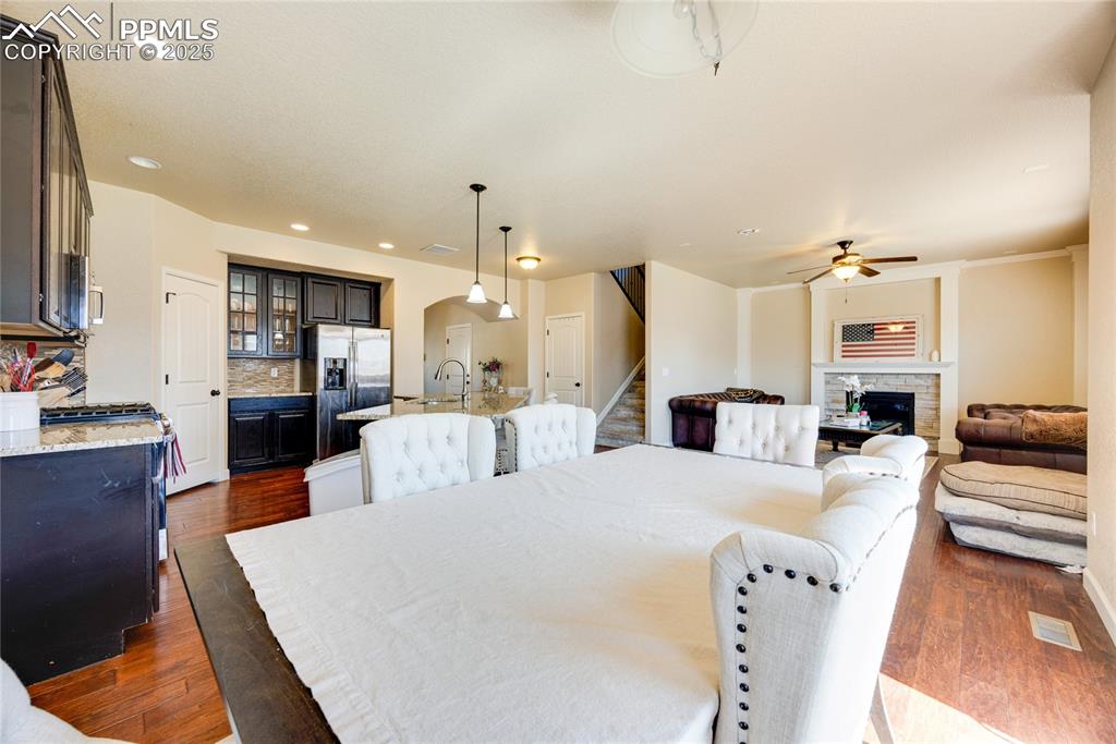 Image 11 of 26: Dining Area
