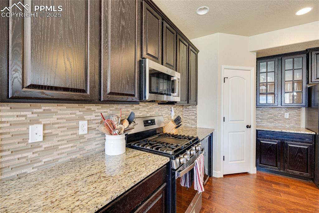 Image 13 of 26: Kitchen