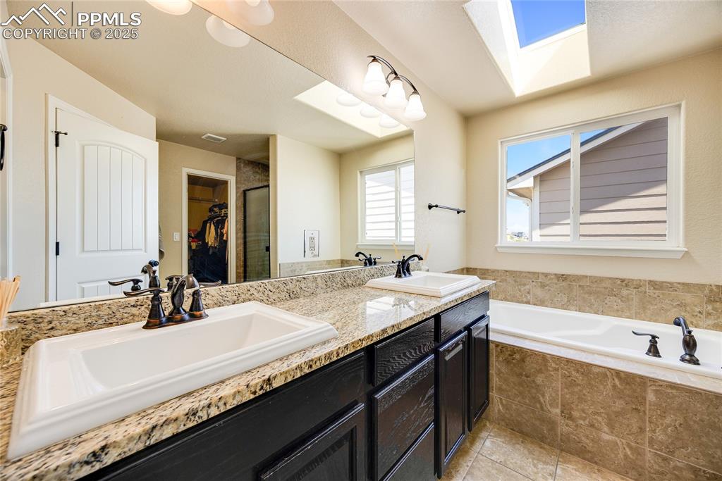 Image 18 of 26: Bathroom
