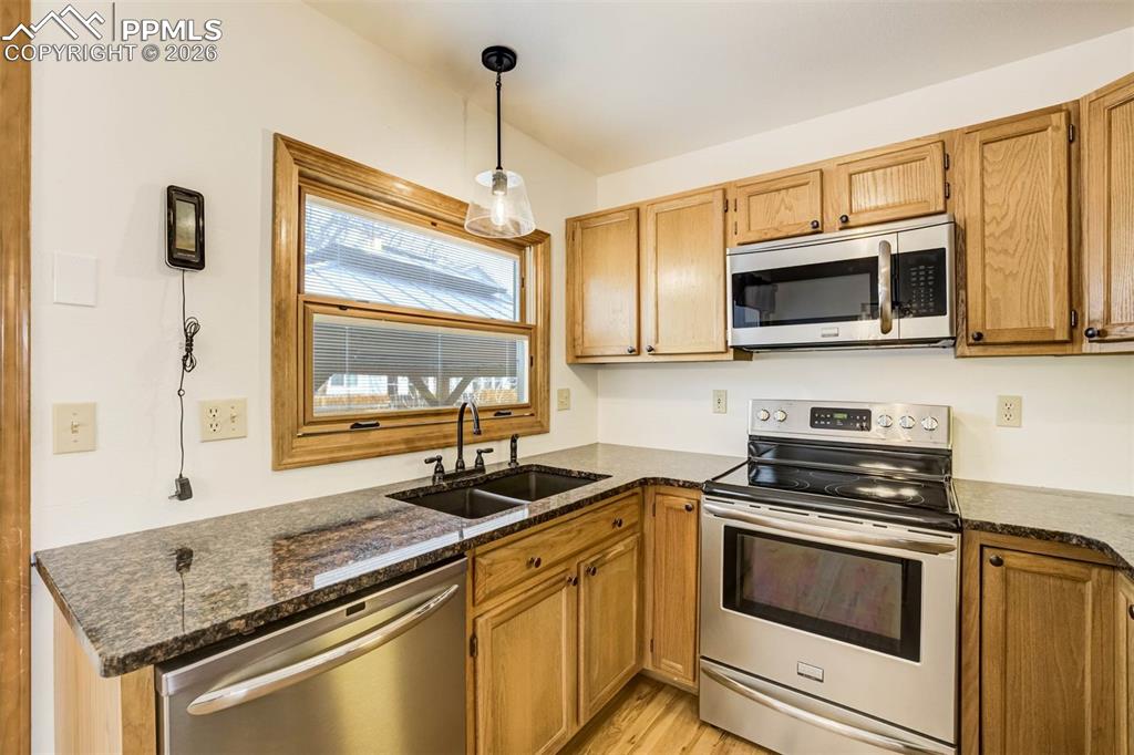 Image 10 of 46: Kitchen