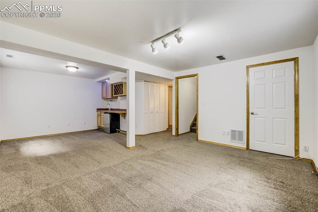 Image 30 of 46: Dining Area