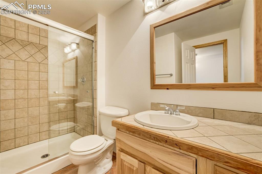 Image 35 of 46: Bedroom