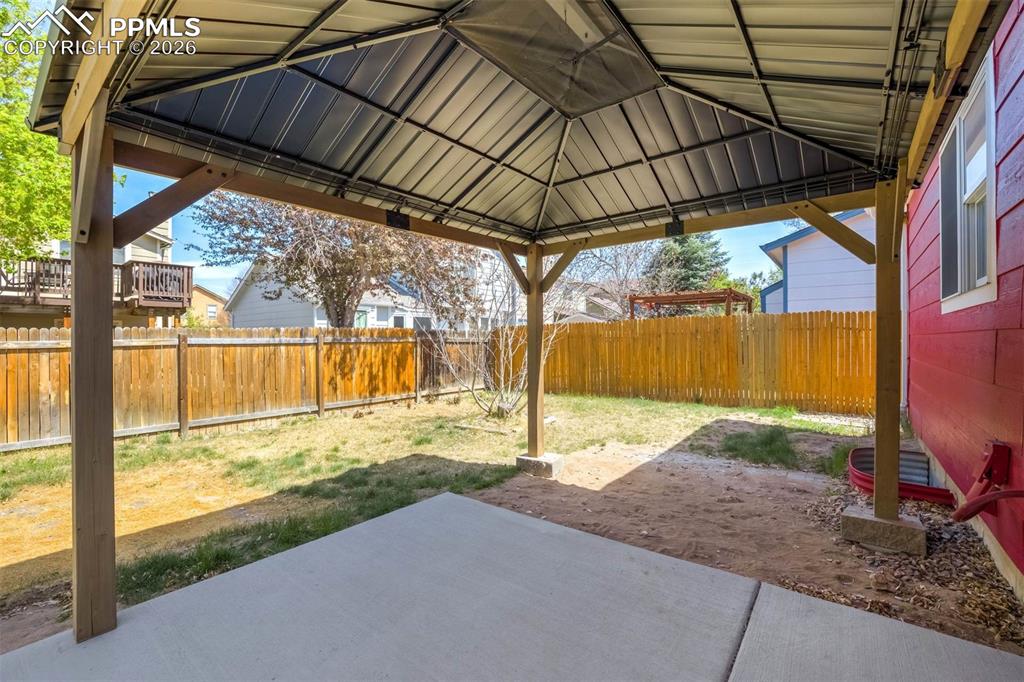 Image 37 of 46: Yard