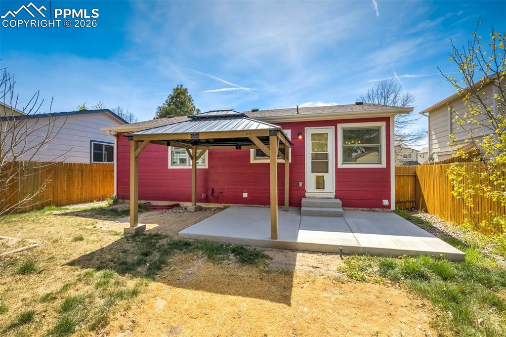 Image 40 of 46: Yard