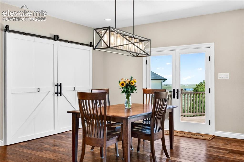 Image 14 of 46: Dining Area