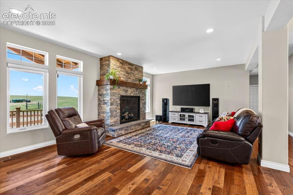 Image 17 of 46: Living Room