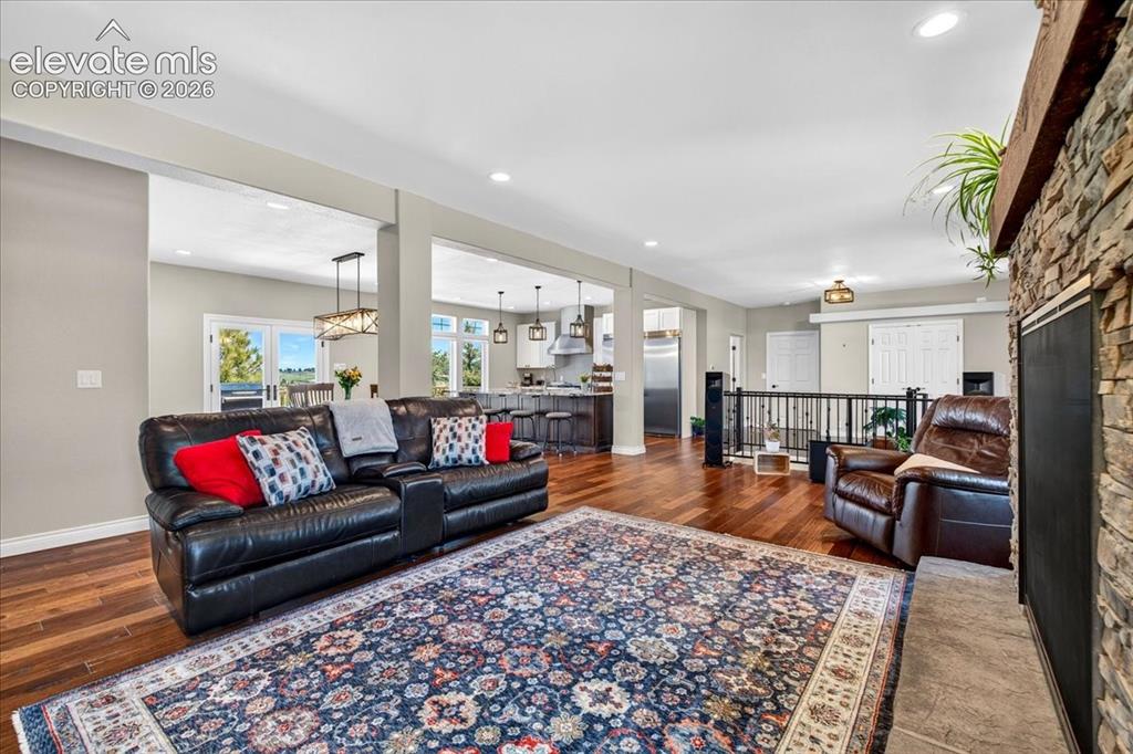 Image 18 of 46: Living Room
