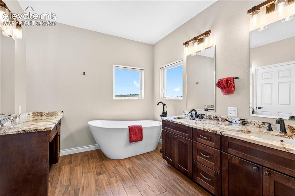 Image 21 of 46: Bathroom