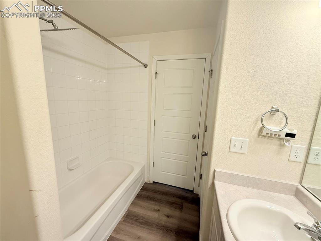 Image 19 of 24: Bathroom