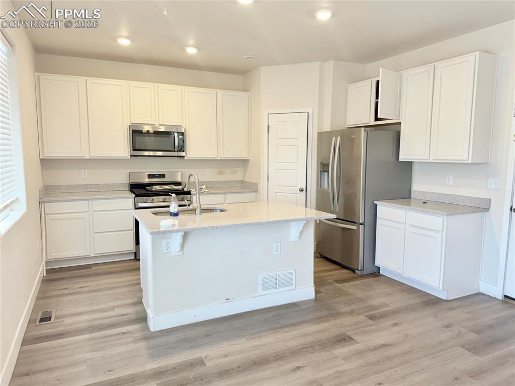 Image 4 of 24: Kitchen