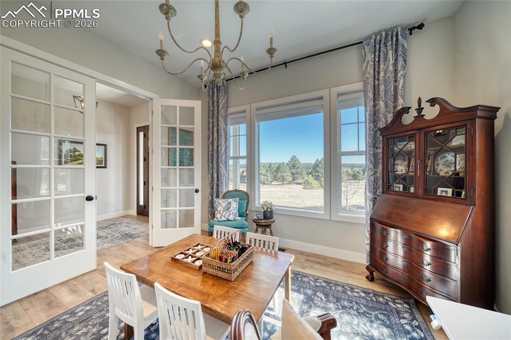 Image 10 of 50: Dining Area